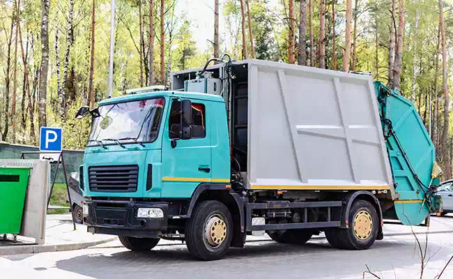 Camion per trasporto rifiuti a Parma e Cremona.