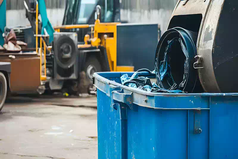 Container blu con rottami metallici a Cremona e Parma.