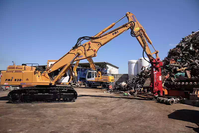 Escavatore con cesoia idraulica a Cremona e Parma.