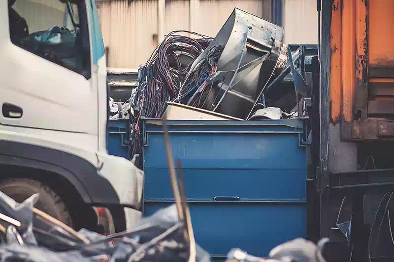 Furgone con container per il trasporto rifiuti a Cremona e Parma.