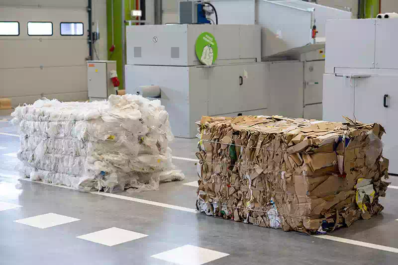 Rifiuti di carta e cartone stoccati a Cremona e Parma.